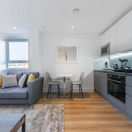 Modern Studio Apartment In อีสต์กรีนสเตด ภายนอก รูปภาพ
