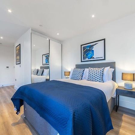 Modern Studio Apartment In อีสต์กรีนสเตด ภายนอก รูปภาพ