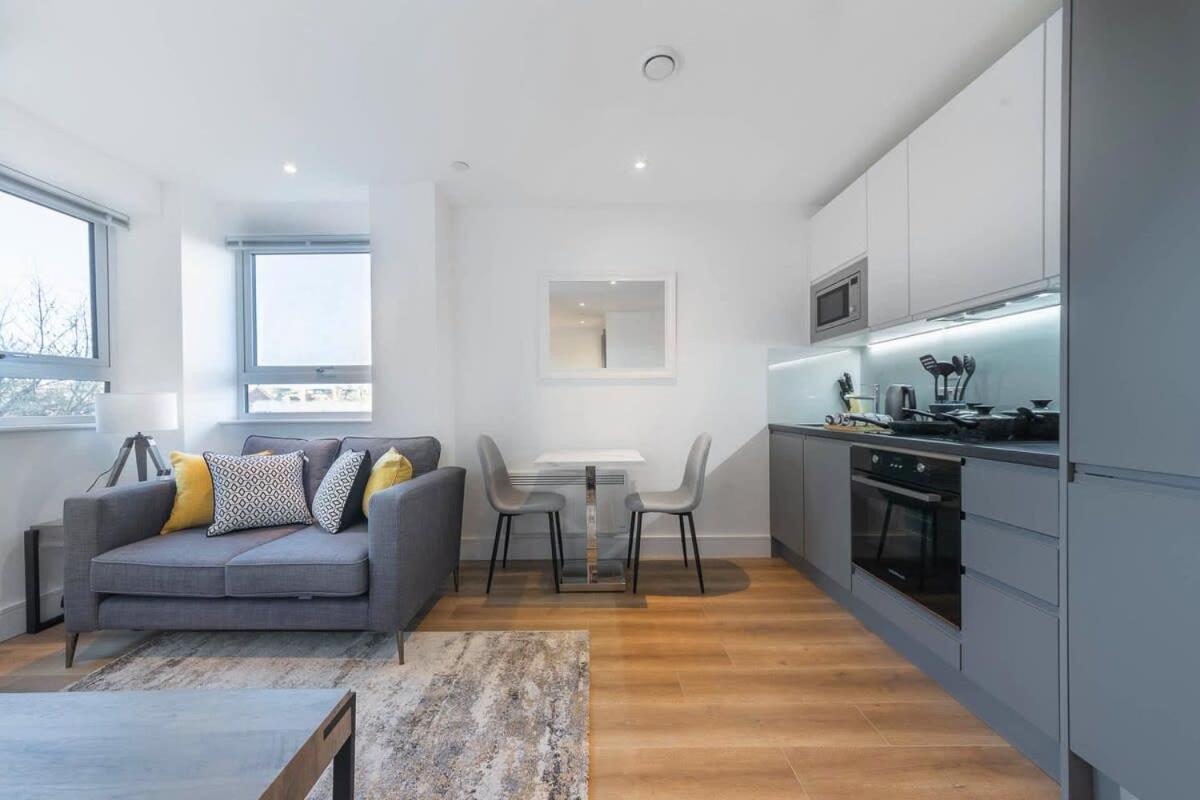Modern Studio Apartment In อีสต์กรีนสเตด ภายนอก รูปภาพ
