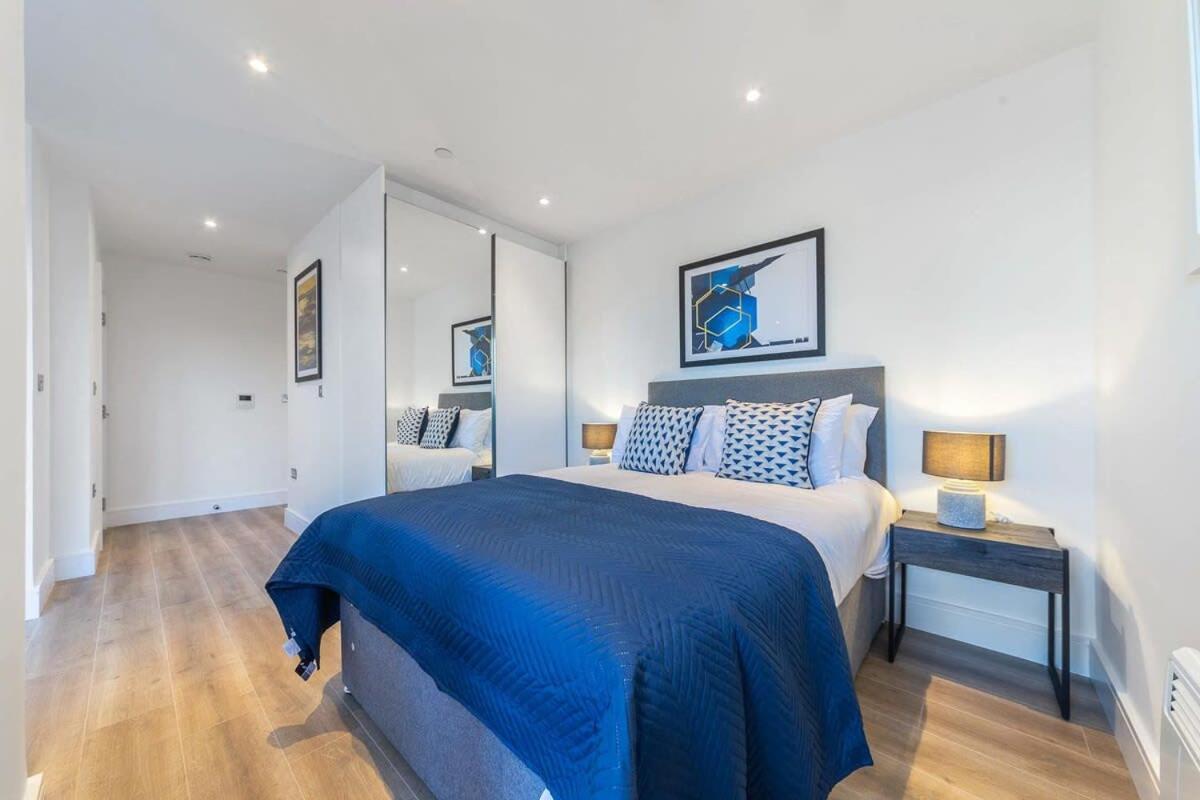 Modern Studio Apartment In อีสต์กรีนสเตด ภายนอก รูปภาพ