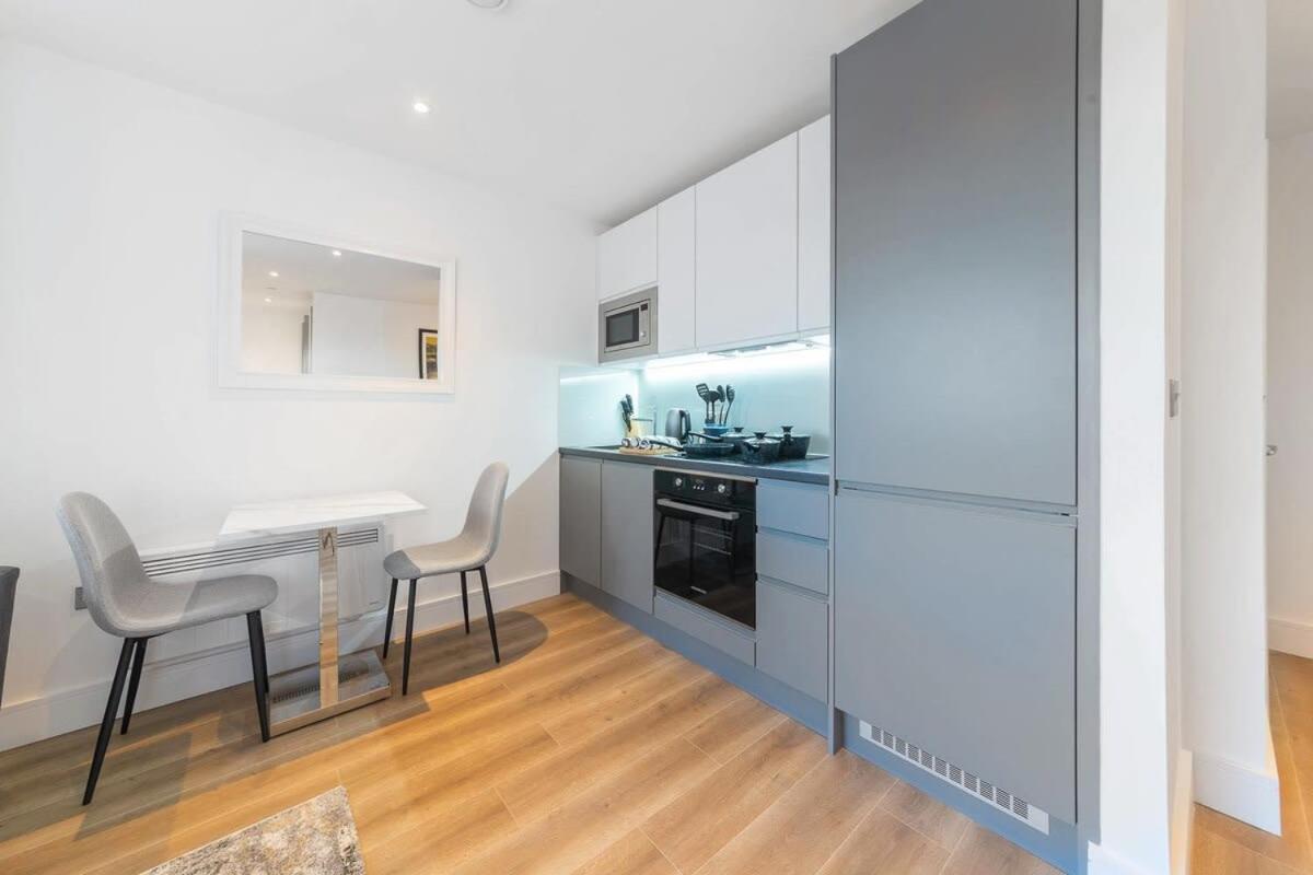 Modern Studio Apartment In อีสต์กรีนสเตด ภายนอก รูปภาพ