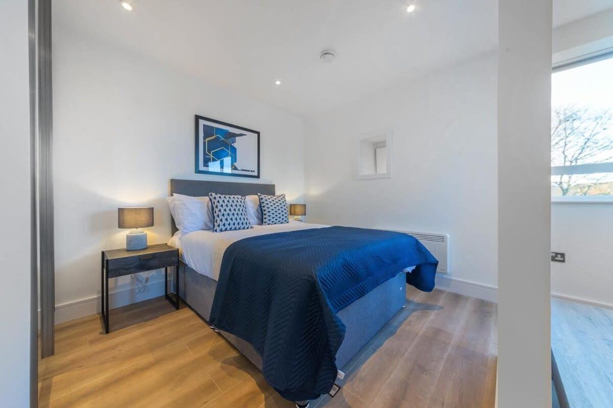 Modern Studio Apartment In อีสต์กรีนสเตด ภายนอก รูปภาพ