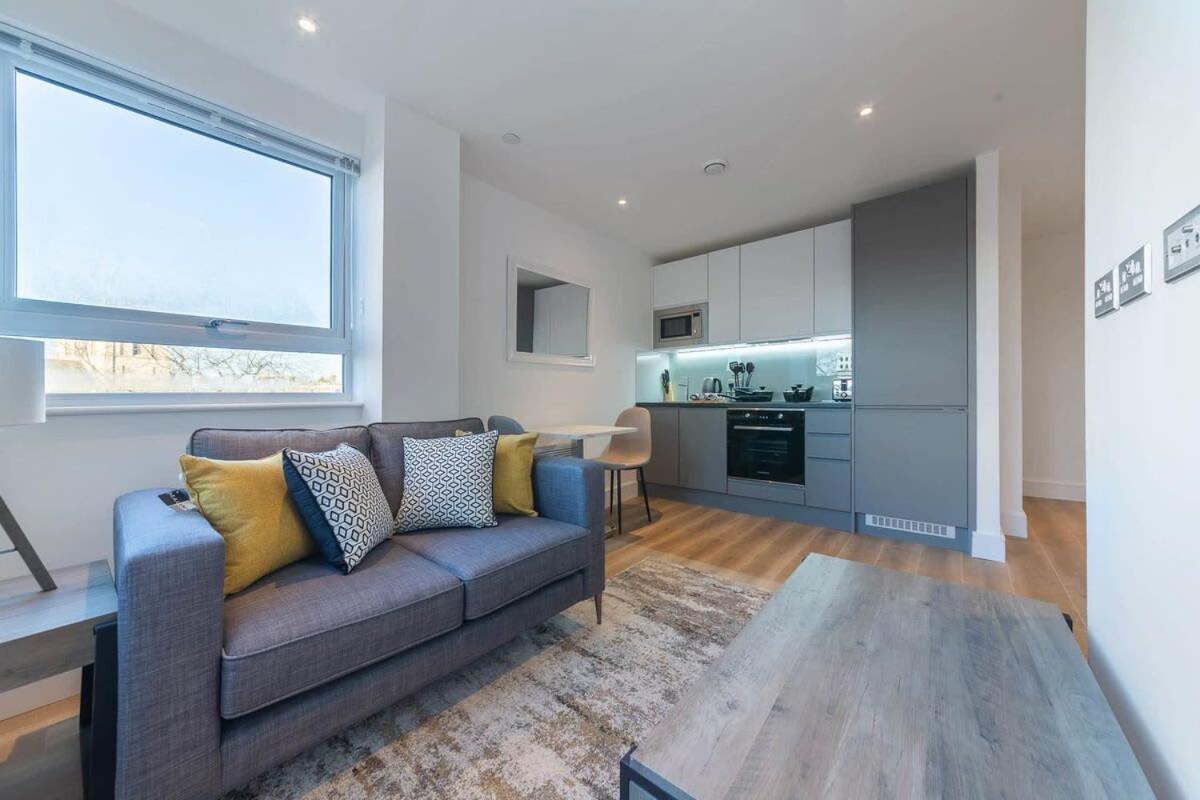 Modern Studio Apartment In อีสต์กรีนสเตด ภายนอก รูปภาพ