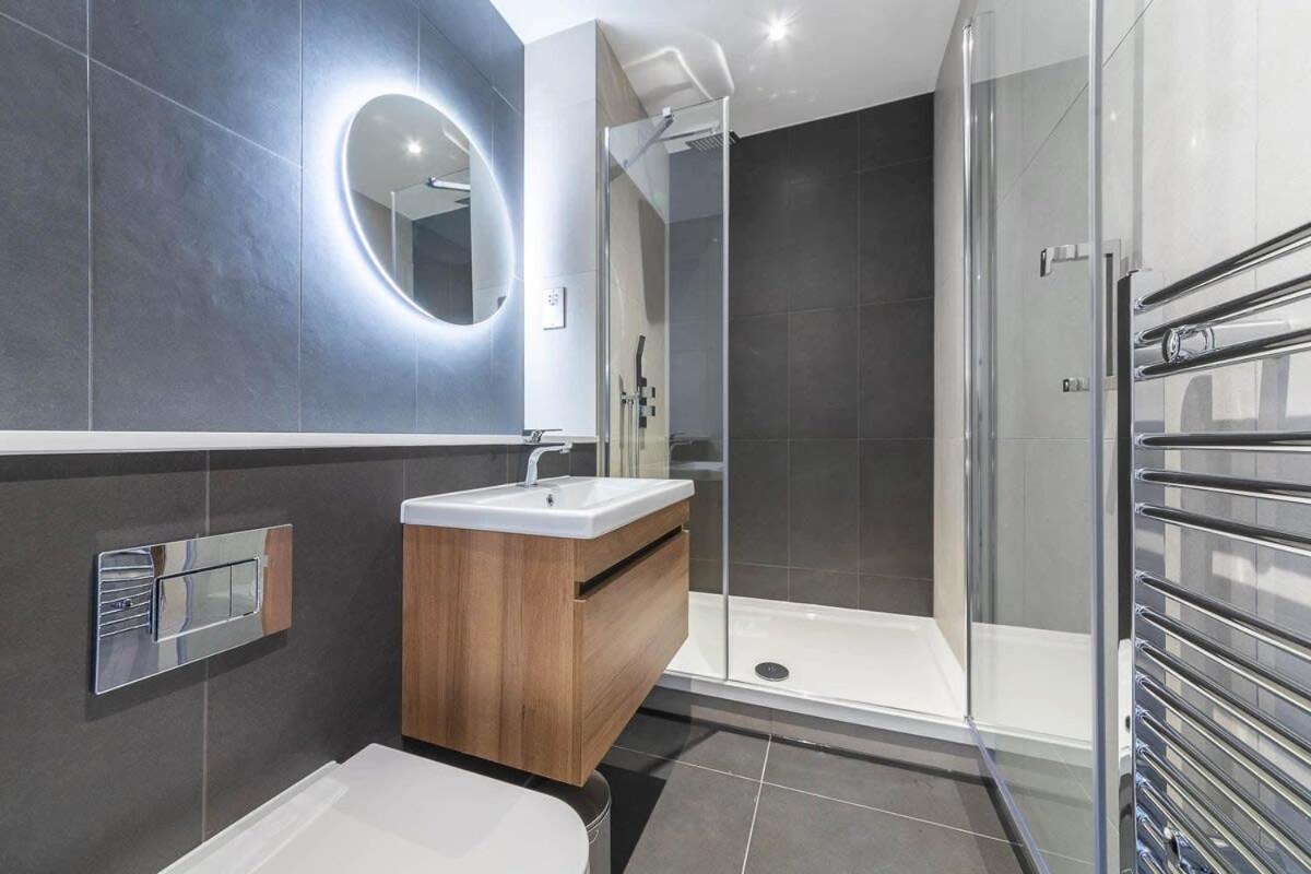 Modern Studio Apartment In อีสต์กรีนสเตด ภายนอก รูปภาพ